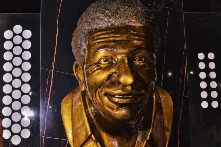 Calixto Ochoa volvió a su tierra: Valencia de Jesús develó escultura en homenaje al juglar